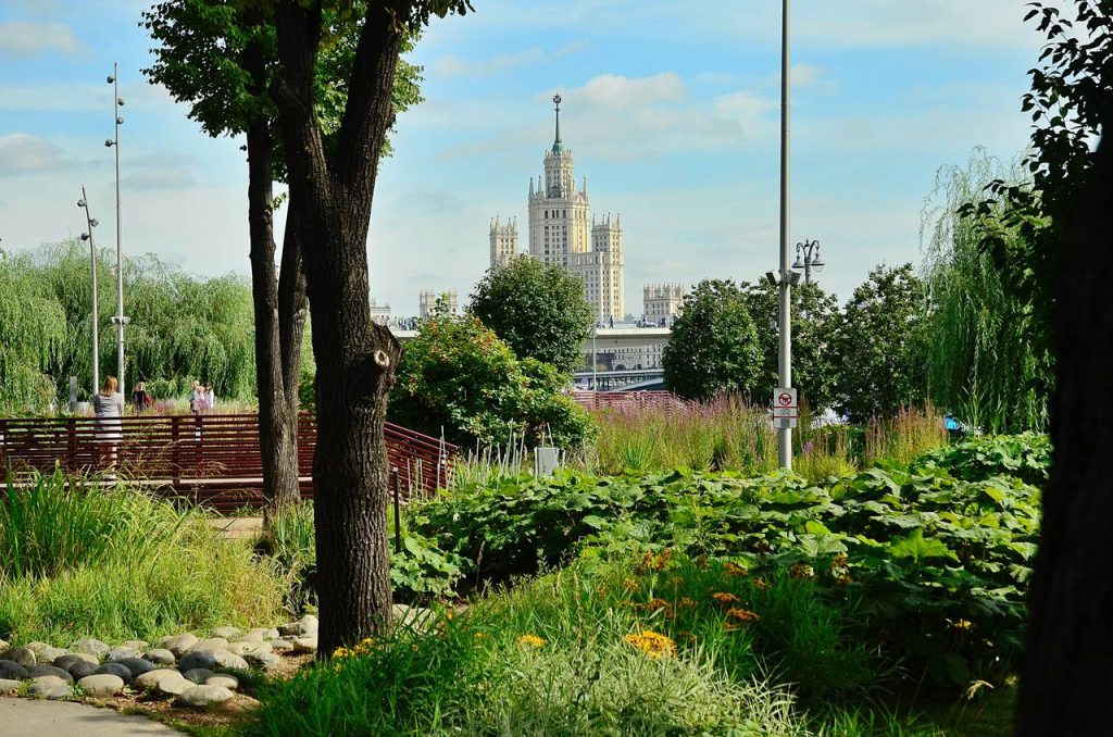 Как москвичи помогают жителям новых и приграничных регионов России
