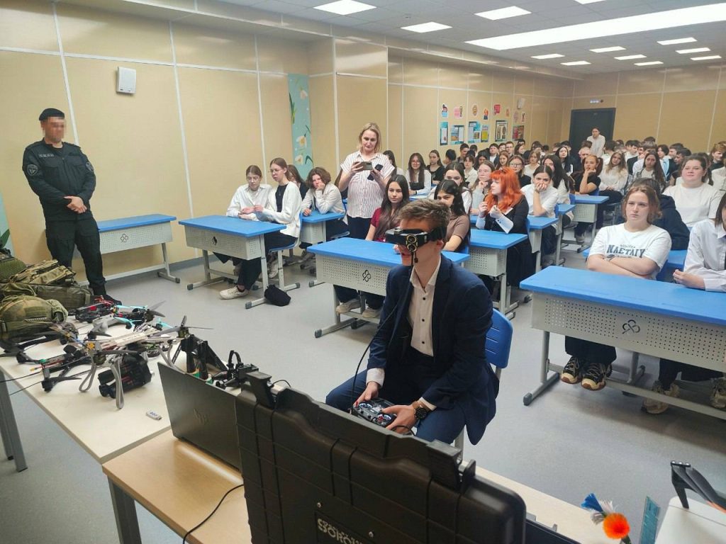 Бойцы ОМОН «Авангард» провели урок мужества для школьников в Красногорском районе