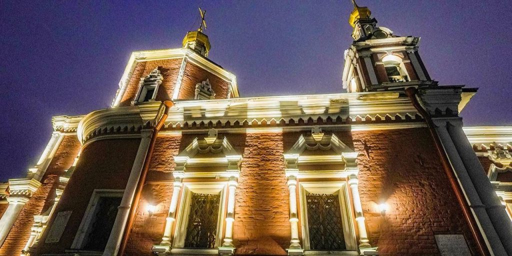 Здание храма Святых Апостолов Петра и Павла у Яузских Ворот оснастили архитектурно-художественной подсветкой