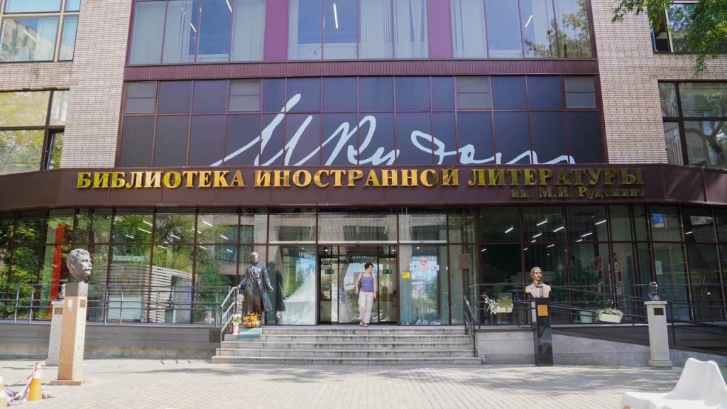 Символ культурного сотрудничества: в ​«Иностранке» открыли памятник послу парагвайской культуры