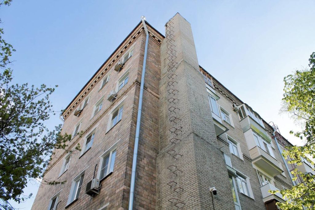 Дома с внешними дымоходами привели в порядок в столице