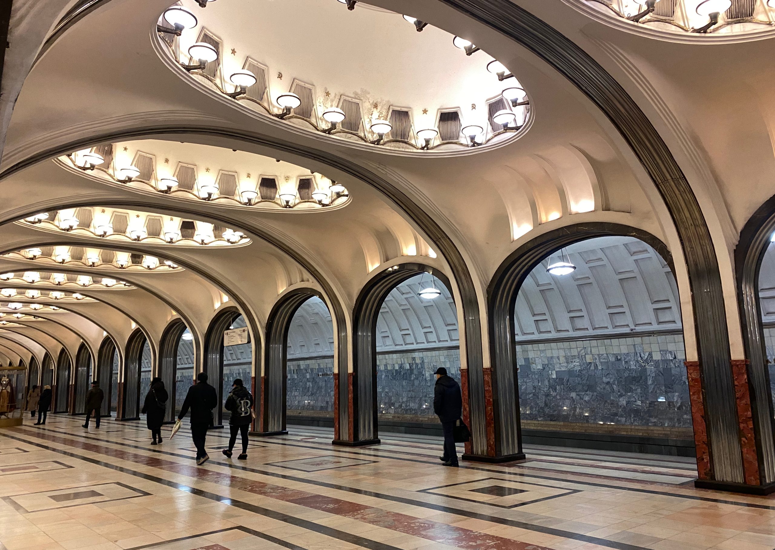 На экспозиции посетители узнают о спасении людей во время бомбежки на станциях «Маяковская» и «Курская». Фото: Анна Быкова, «Вечерняя Москва»