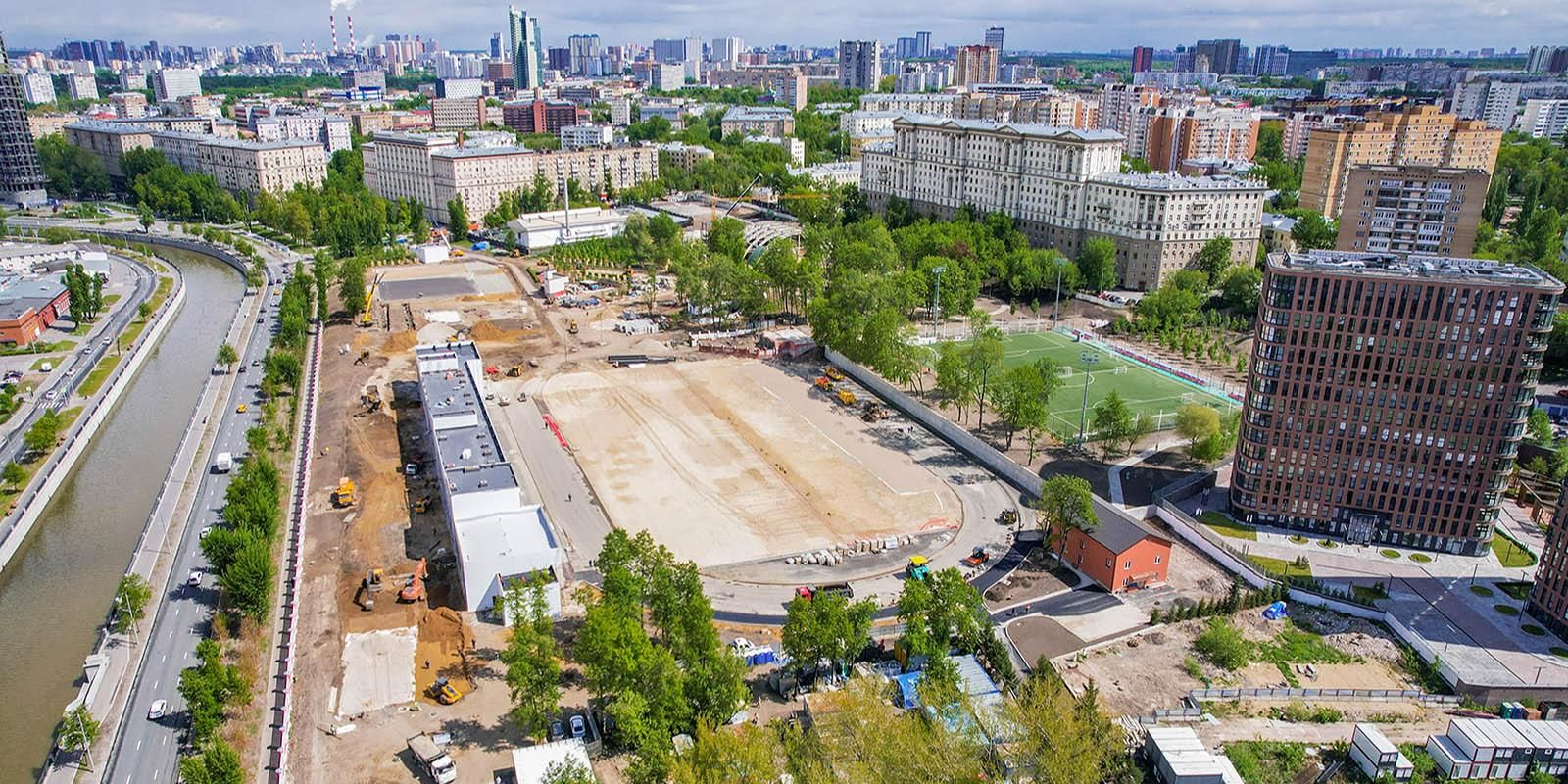 На данный момент специалисты уже уложили слой песка и сделали дренажную систему для установки системы подогрева. Фото: пресс-служба Комплекса городского хозяйства города Москвы