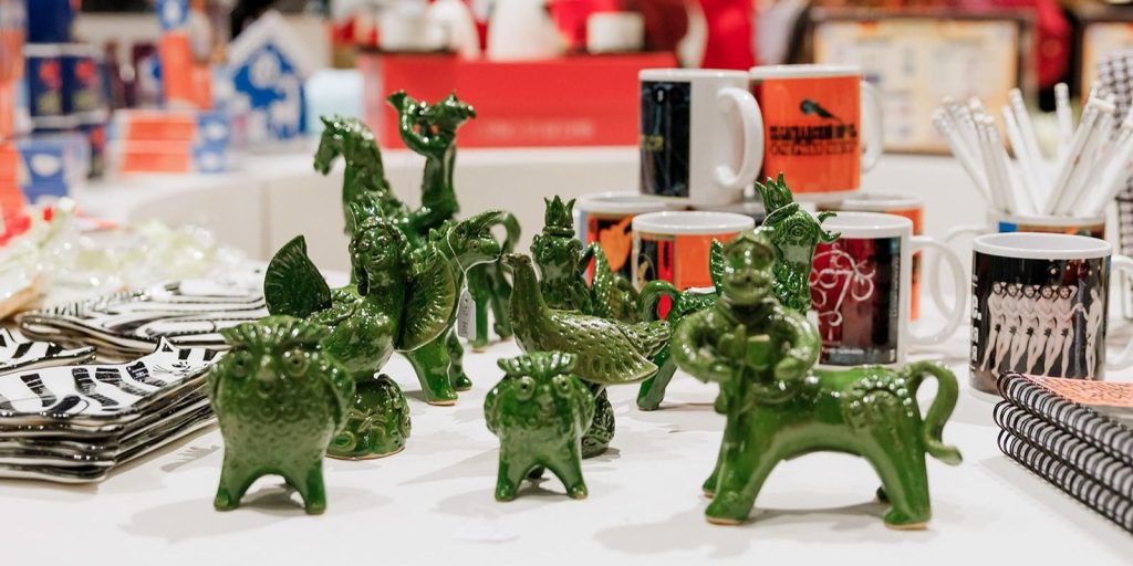 Игрушки и косоворотки, или Музеи и парки центра Москвы представили эксклюзивные сувениры
