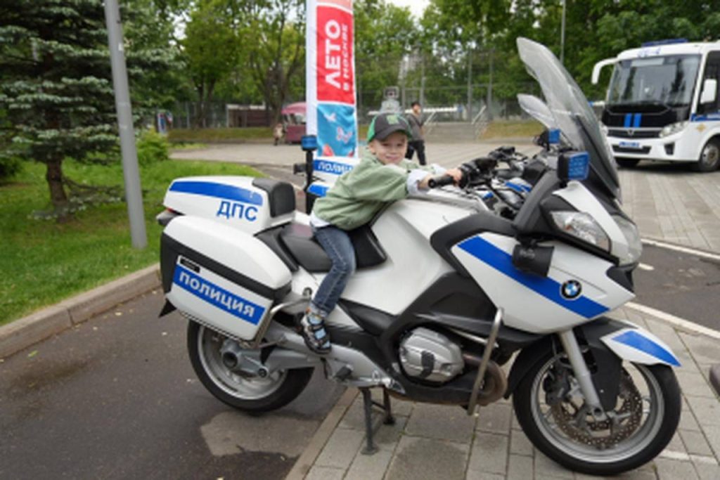 В УВД по ЦАО сотрудники полиции и общественники поздравили детей с их праздником