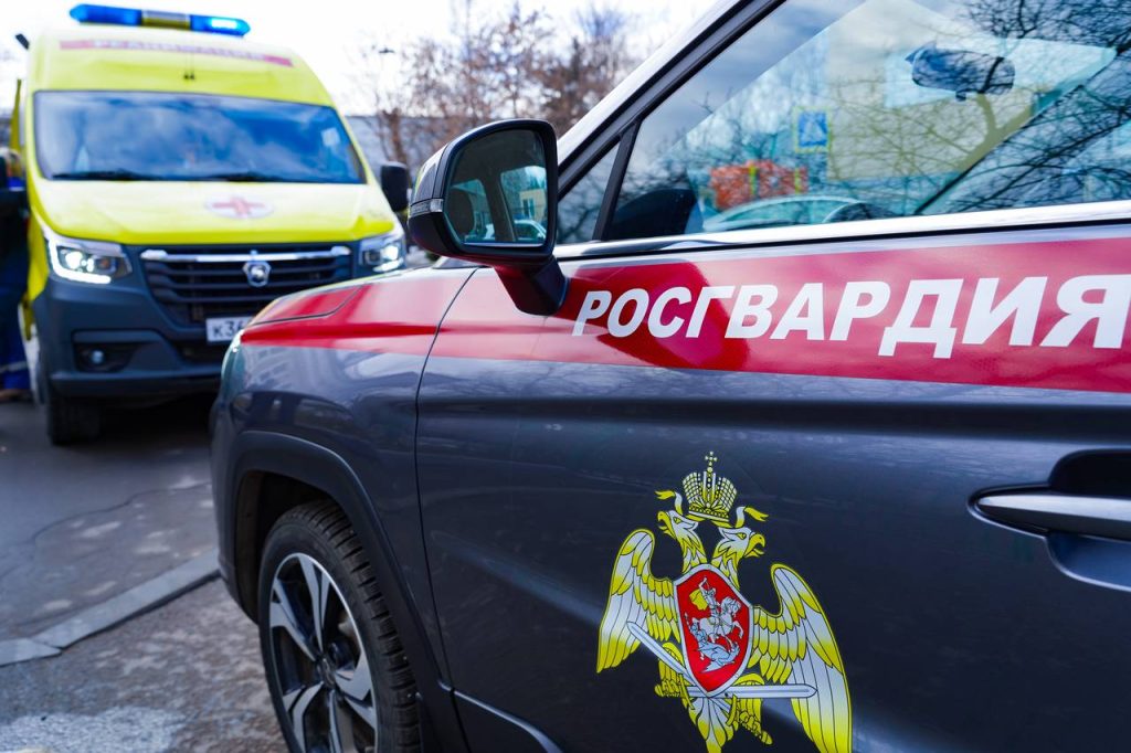 Росгвардейцы помогли пострадавшему самокатчику