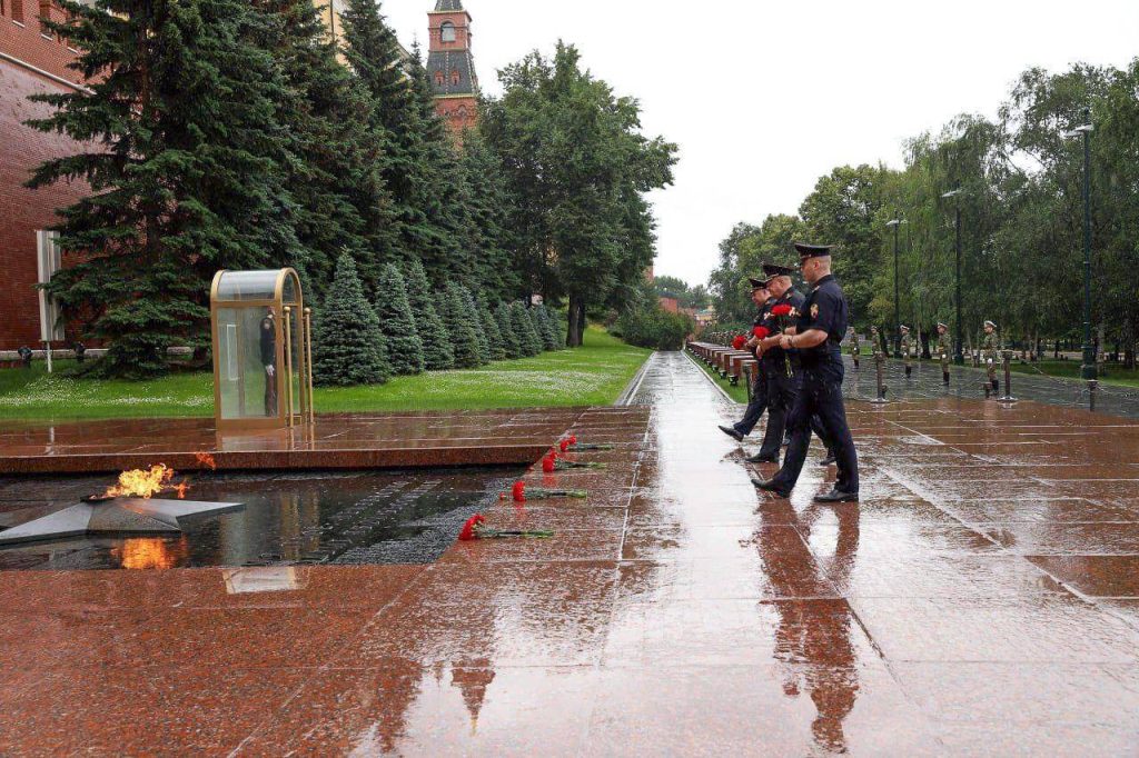 Столичные росгвардейцы почтили память защитников Отечества в День памяти и скорби