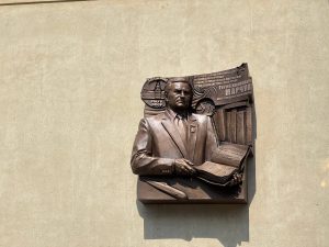 Мемориальную доску торжественно открыли в Москве. Фото: Анастасия Сёмина, «Вечерняя Москва»