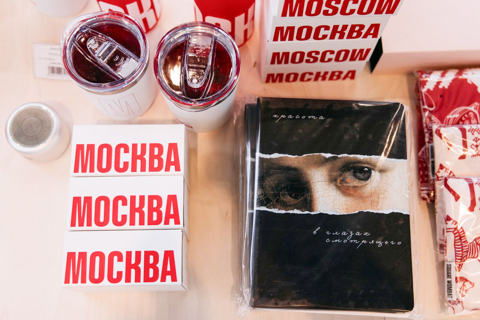 В коллекции представлены стильные аксессуары и одежда, жители и гости столицы смогут приобрести толстовки, футболки, шопперы, многоразовые бутылки для воды, блокноты и брелоки. Фото: пресс-служба Департамента предпринимательства и инновационного развития города Москвы