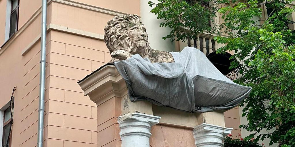 Реставрацию пилонов ворот дома начали в Пресненском районе