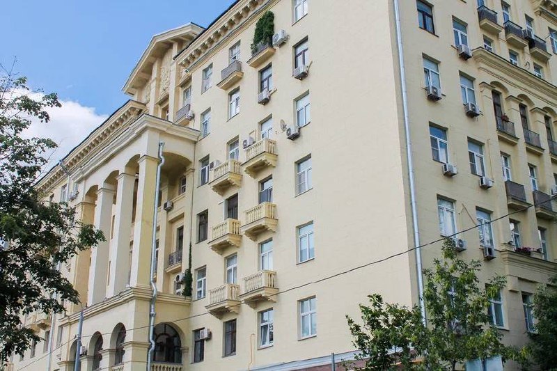 Стартует прогулка на Фрунзенской набережной вблизи дома №8, который построил в 1943 году архитектор Константин Джус-Даниленко. Фото: пресс-служба ФКР Москвы