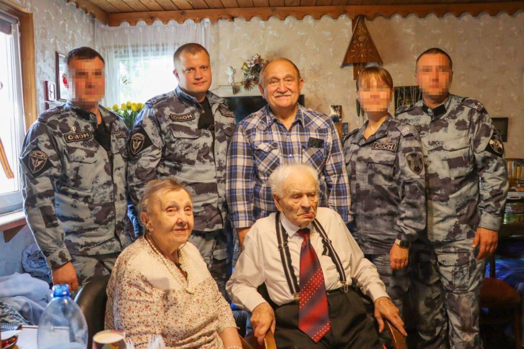 Столичные росгвардейцы поздравили ветерана Великой Отечественной войны со столетием