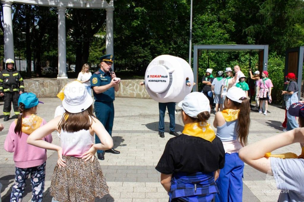 Безопасное лето: сотрудники МЧС России провели увлекательное профилактическое мероприятие для детей