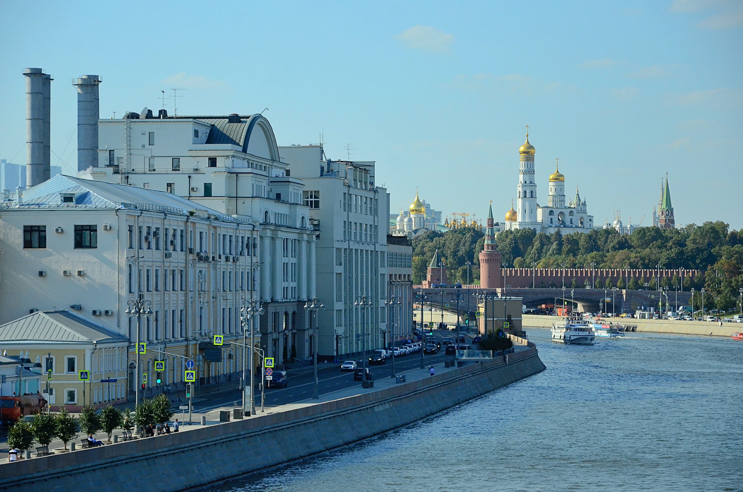 Водители с 16:30 до 20:30 не смогут проехать по Фрунзенской, Пречистенской, Кремлевской, Москворецкой, Берниковской, Николоямской, Подгорской, Андроньевской и Семеновской набережным. Фото: Анна Быкова, «Вечерняя Москва»