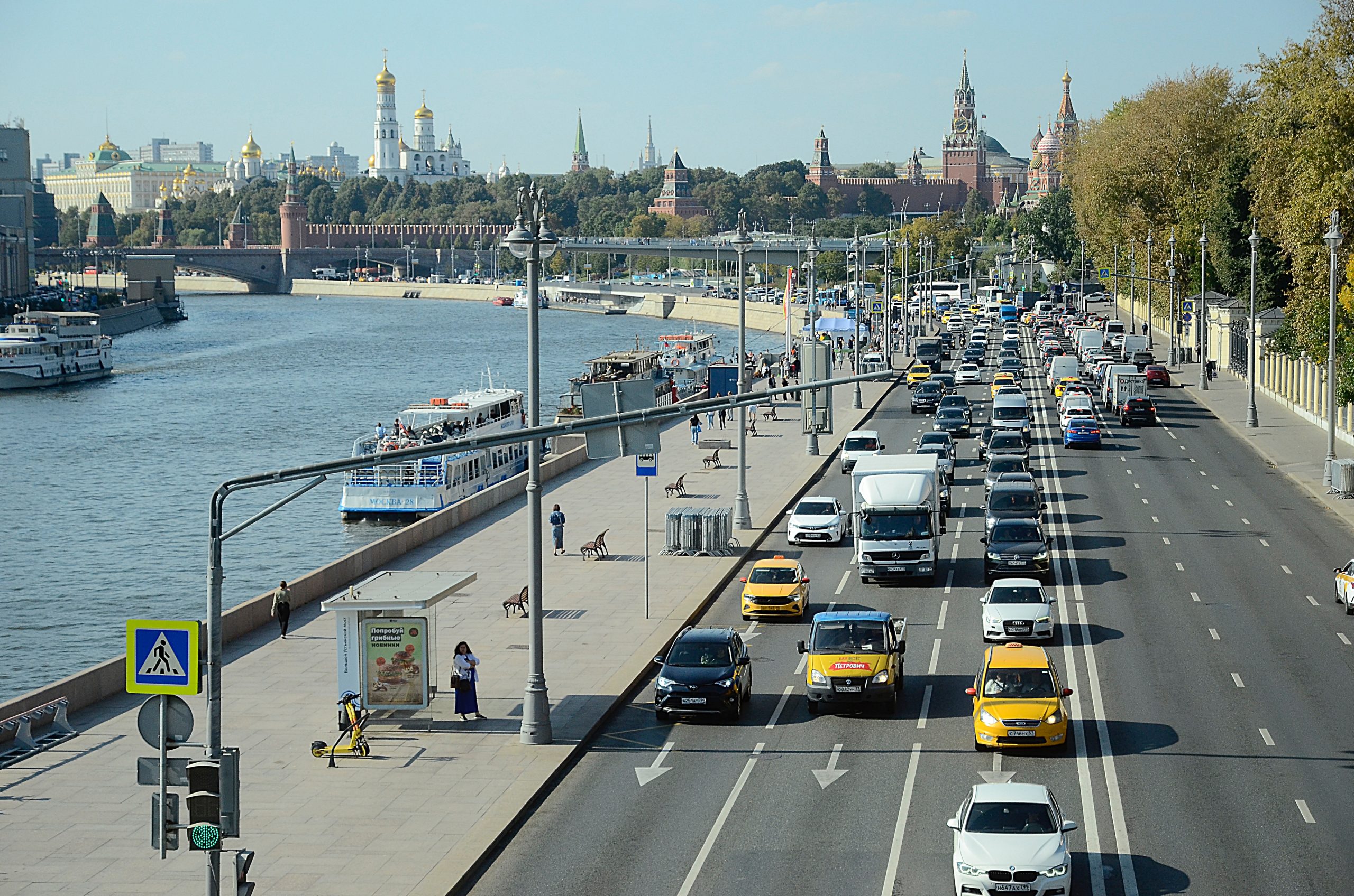 Водителей предупредили, что на всех участках ограничений с оо:01 5 июля будет запрещена парковка автомобилей. Фото: Анна Быкова, «Вечерняя Москва»