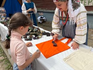 На фото мастер по набойке ткани Екатерина Бирюкова и юная посетительница фестиваля. Фото: Ксения Кругликова, «Вечерняя Москва»