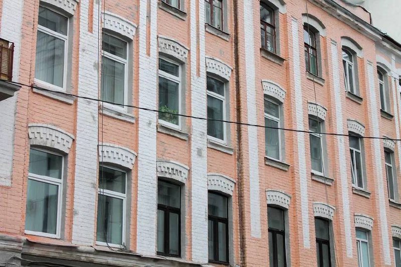 Специалисты скрупулезно приводят в порядок все декоративные элементы и скоро приступят к окраске фасада в исторические оттенки: «персиковый крем» и «сигнальный белый». Фото: пресс-служба ФКР Москвы