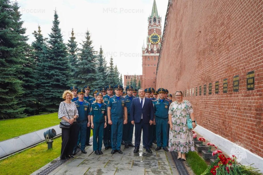 Сотрудники МЧС России почтили память основателя системы тылового обеспечения, генерала армии Андрея Васильевича Хрулёва