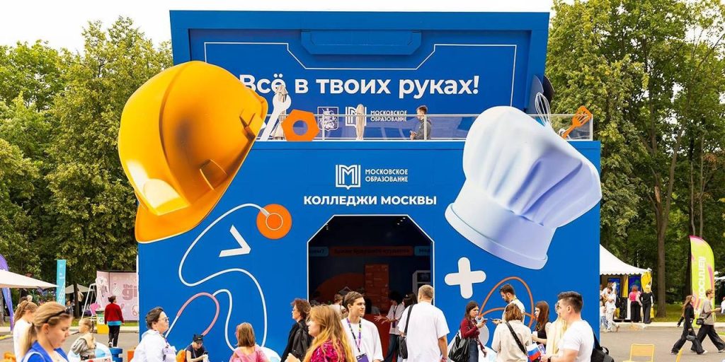 Посетить павильон колледжей Москвы в виде кейс-чемодана можно на Тверской улице