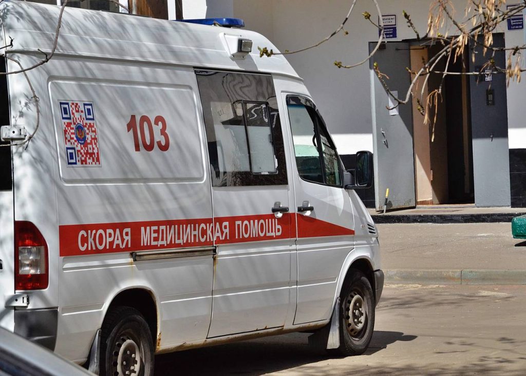 Врачи НИИ имени Склифосовского спасли девушку после укуса змеи