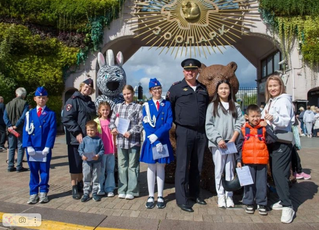 Общественники и полицейские поздравили будущих первоклассников с предстоящим Днем знаний