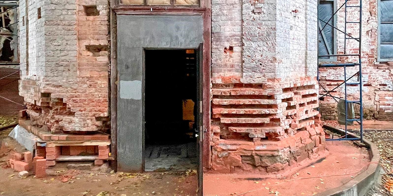  Части кирпичной кладки докомпануют, при этом оставив исторический рисунок. Фото: пресс-служба Департамента культурного наследия города Москвы