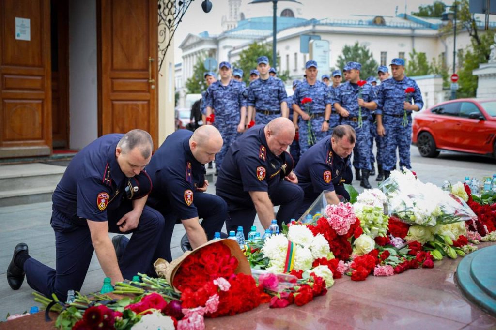 Столичные росгвардейцы почтили память жертв терроризма