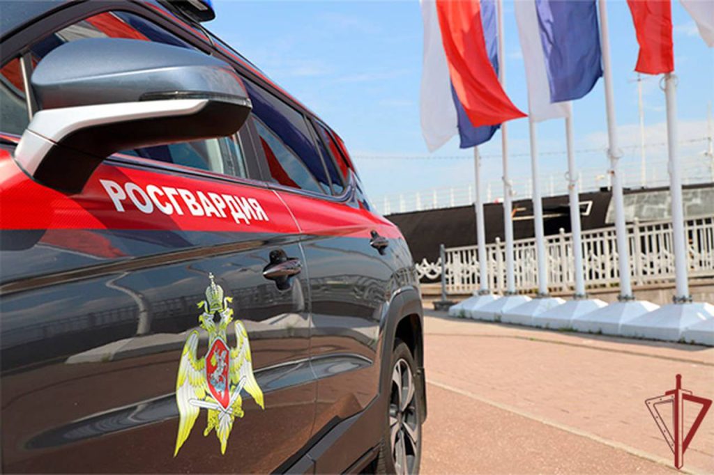 Росгвардейцы помогли водителю с неисправным автомобилем в центре Москвы