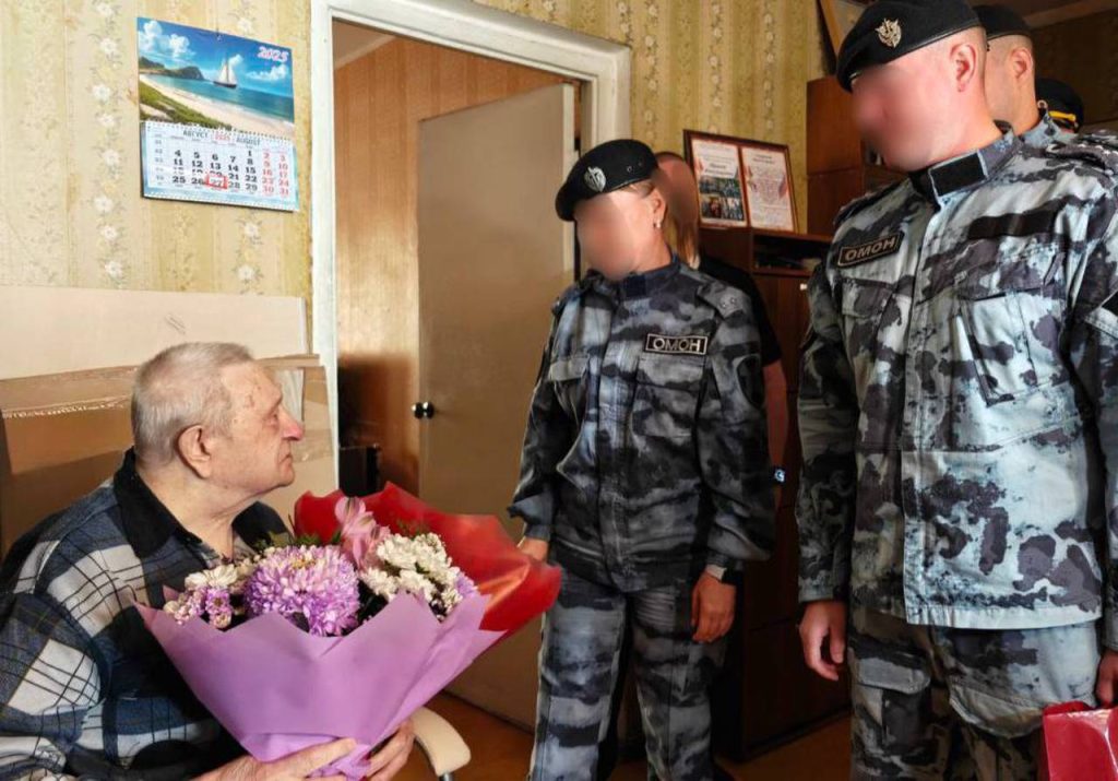 Сотрудники столичного ОМОН поздравили ветерана Великой Отечественной войны с 98-летием