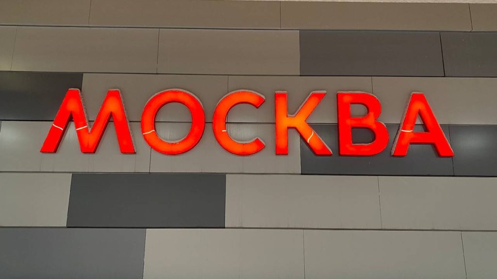 Реставрация Лениградского вокзала продолжается: москвичам рассказали о создании новых декоративных элементов в здании