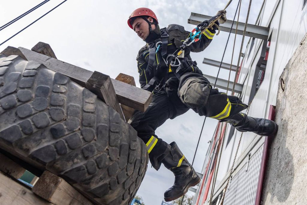 В Москве определили сильнейшую команду по многоборью спасателей