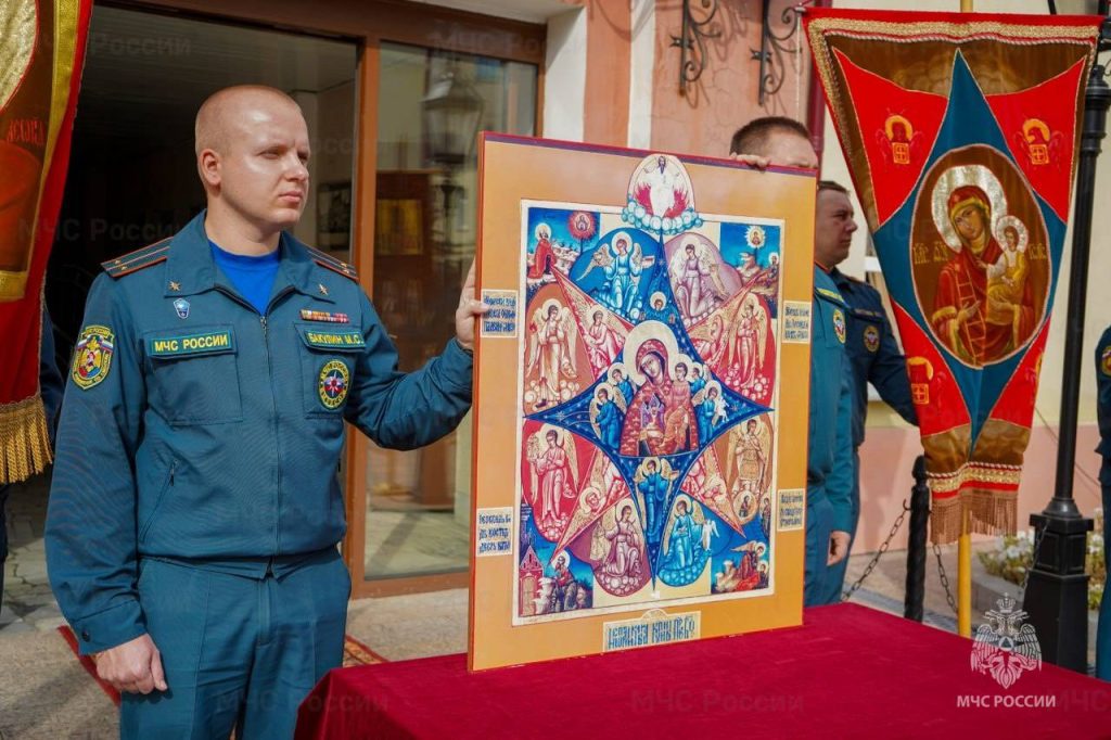 Сотрудники Главного управления МЧС России по г. Москве приняли участие в благодарственных молебнах, посвященных православному празднику иконы Божией Матери
