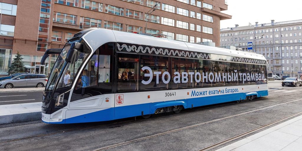 Новые трамваи «Львенок-Москва» курсируют по линии бесконтактной сети на проспекте Академика Сахарова