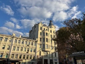 Интересная история связана с доходным домом Якова Филатова, который в народе также получил название «Дом под рюмкой». Фото: Ксения Кругликова, «Вечерняя Москва»