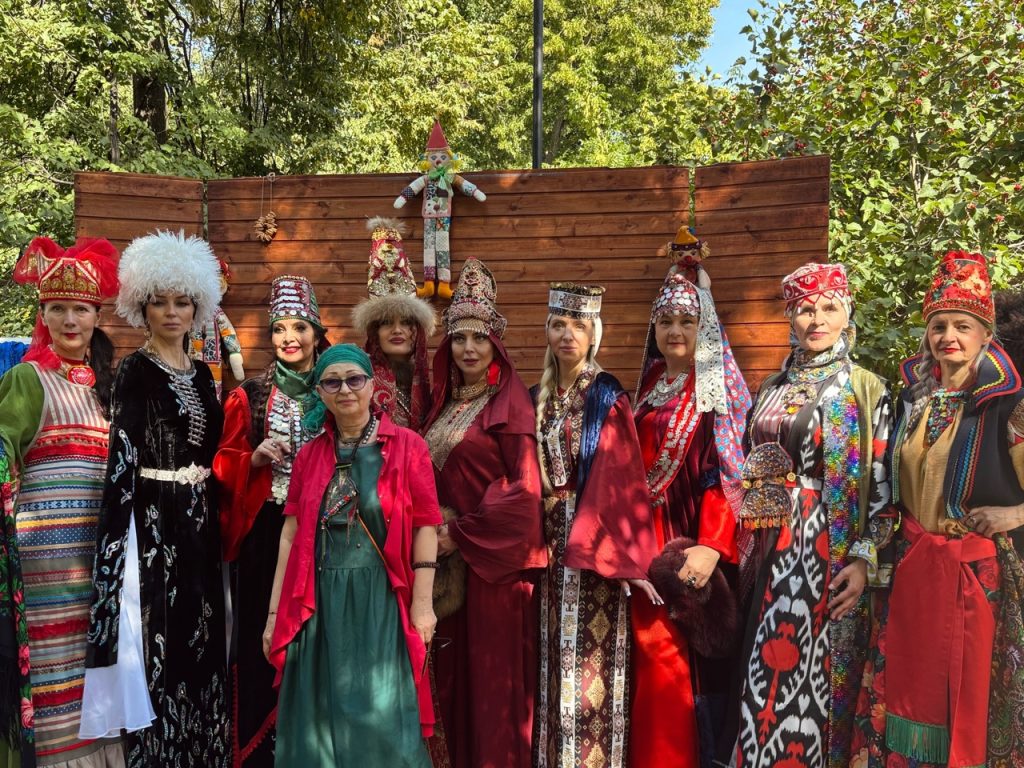 Пляски, забавы и чай из самовара: этнический фестиваль провели в Новослободском парке