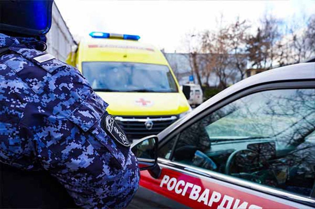 Московские росгвардейцы оказали помощь женщине, упавшей на улице