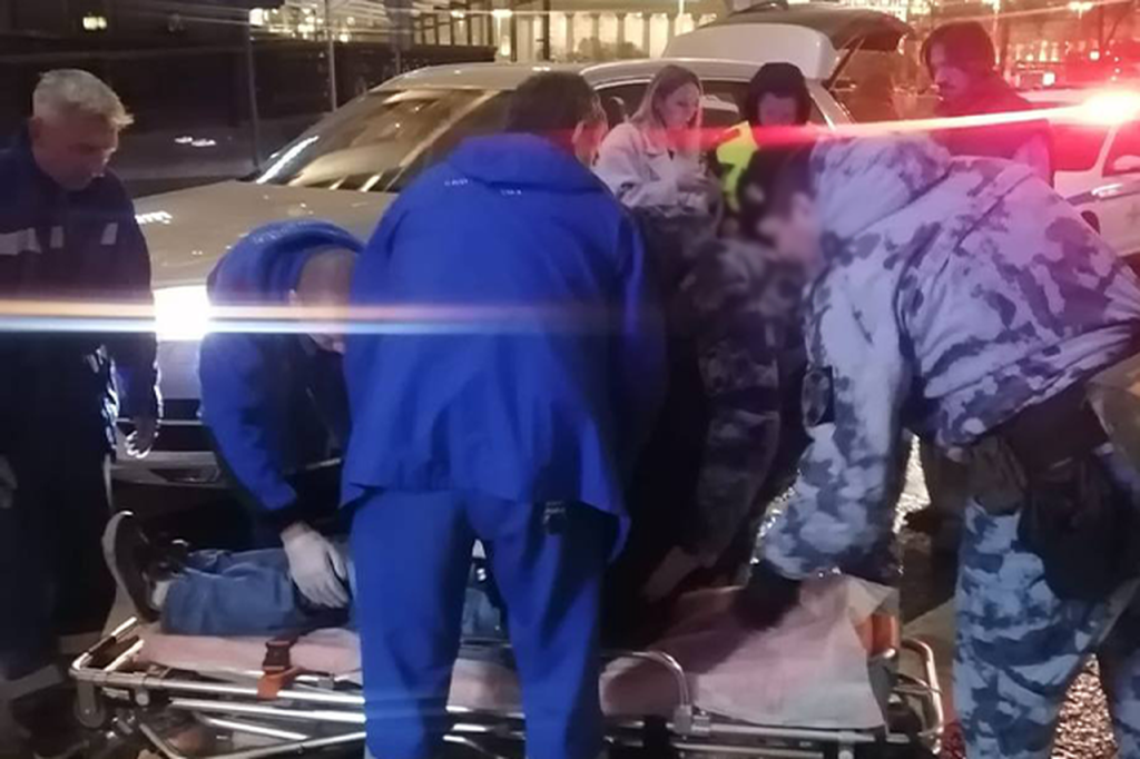 Сотрудники Росгвардии оказали помощь девушке, пострадавшей от наезда автомобиля в центре Москвы