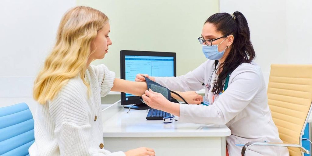 Онлайн-запись к врачу другого человека будет доступна только после СМС-подтверждения полиса