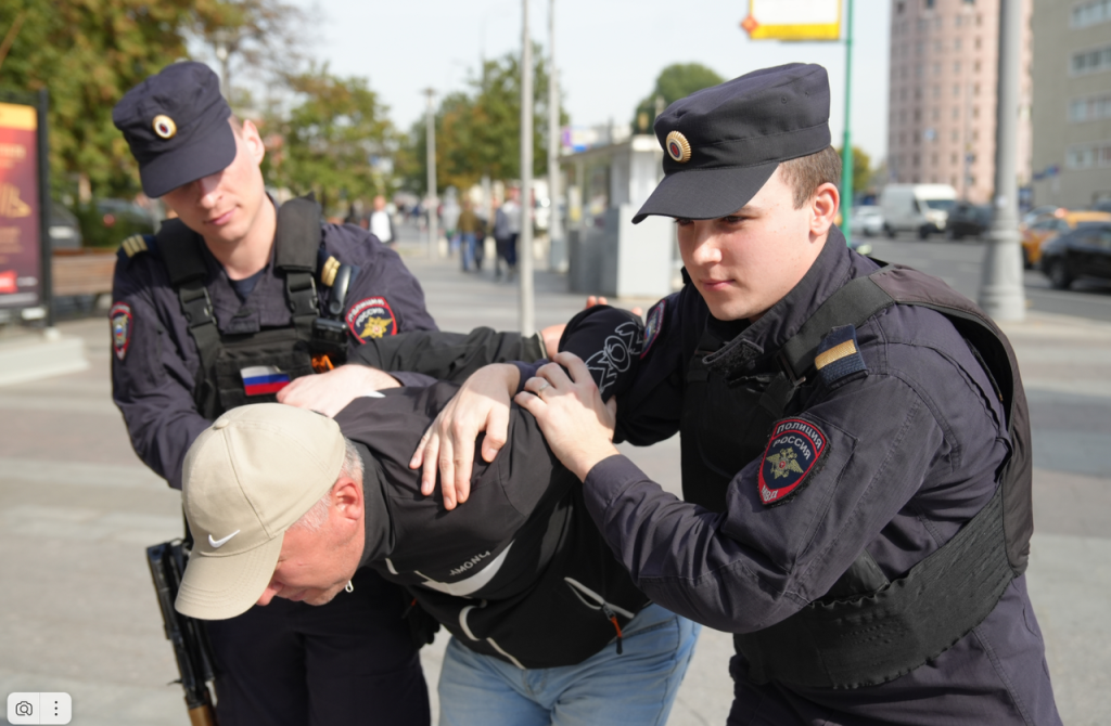 УВД по ЦАО Сотрудники полиции УВД по ЦАО ГУ МВД России по г. Москве в рамках мероприятия «Нелегал — 2025» выявили более 970 нарушений со стороны иностранных граждан, прибывающих на территории столицы