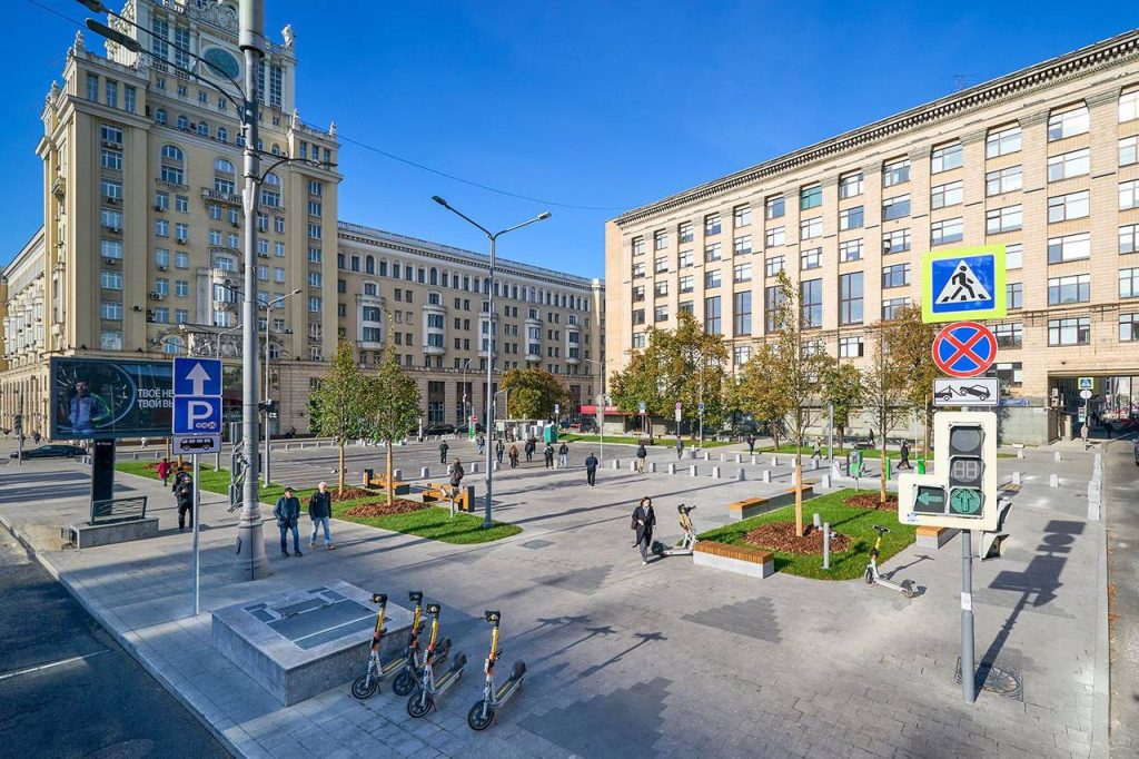 Перед зданием Москомархитектуры на Триумфальной площади появилась новая зона отдыха