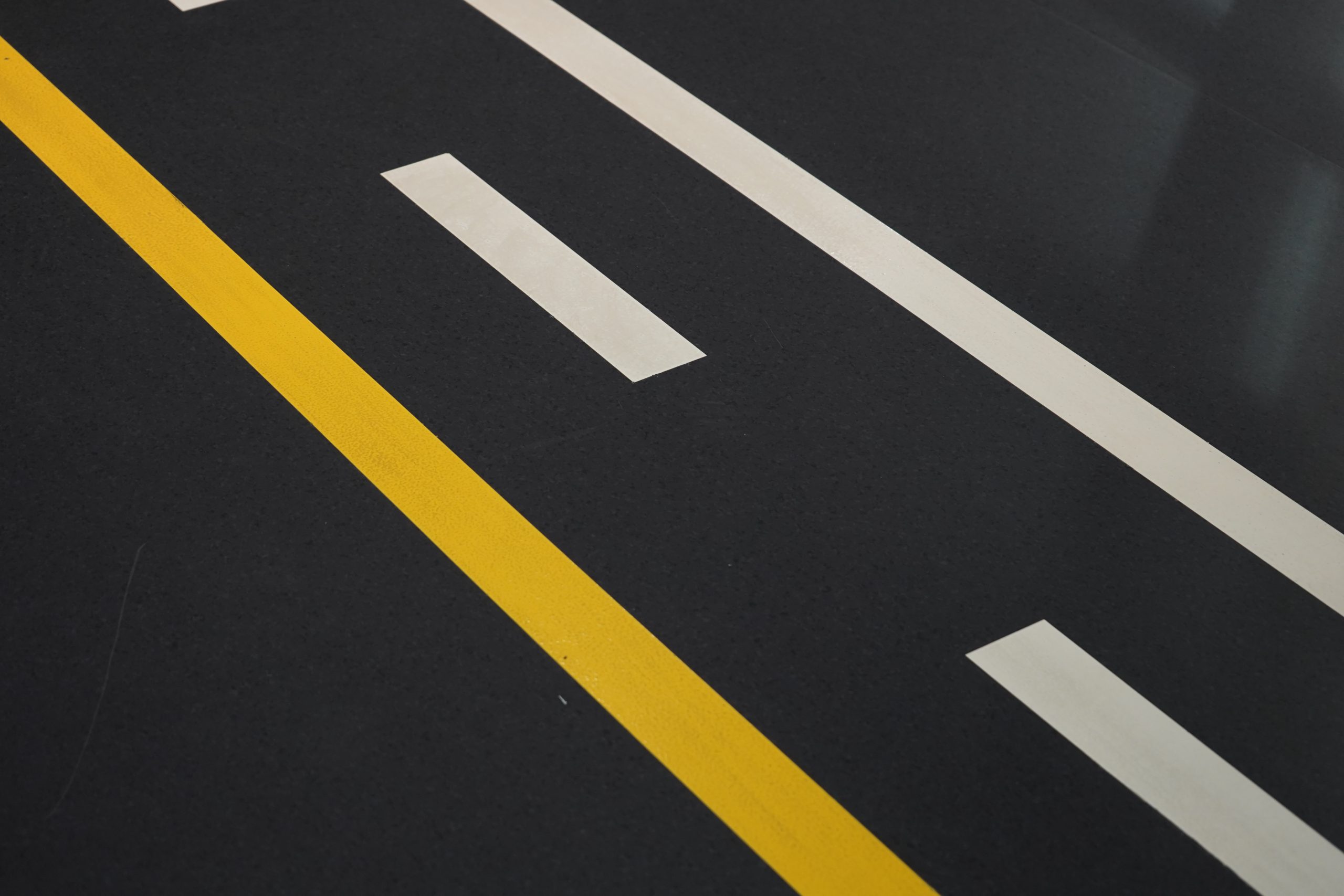 Первым шагом происходит фрезеровка сарого асфальта, затем специалисты заменяют смотровые колодцы и дождеприемные решетки, третьим этапом происходит укадка нового покрытия и нанесение разметки. Фото: Анна Быкова, «Вечерняя Москва»