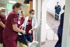 К моменту приезда спасателей мы уже уложились в норматив и эвакуировали людей. Фото: пресс-служба ГКБ №1