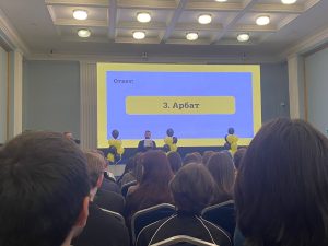 Каждый вопрос был настоящим вызовом, позволявшим проверить их знания о городе. Фото:  Эльвира Сарсенова, «Вечерняя Москва»