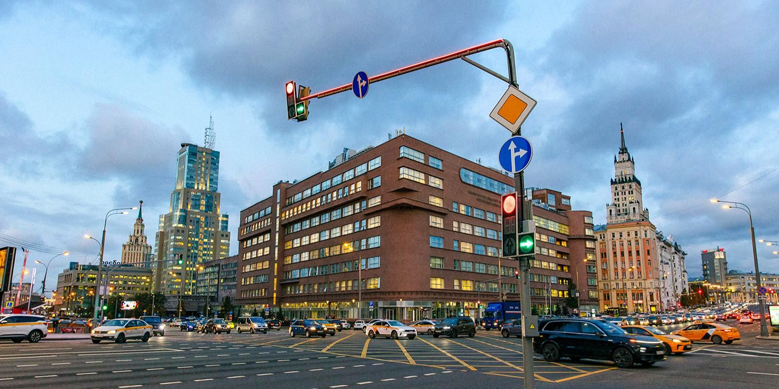 В начале 2025 года сотрудники ЦОДД провели исследование данных о дорожно-транспортных происшествиях на перекрестках, а затем выявили участки для установки светодиодной ленты на светефорах. Фото: пресс-служба Департамента транспорта и развития дорожно-транспортной инфраструктуры города Москвы