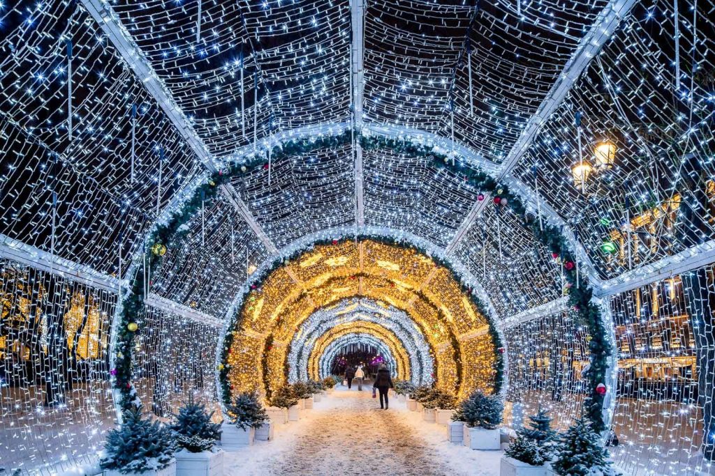 Праздник к нам приходит: в столице начали обустройство новогодних украшений