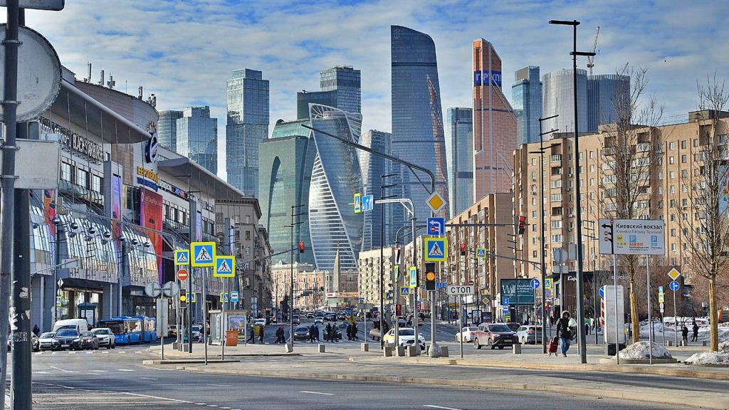 Москвичи вяжут теплую одежду и плетут маскировочные сети для бойцов СВО