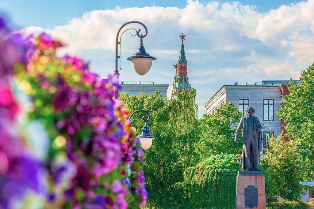 Гортензии, клены, фотинии: москвичи оценили площадки фестиваля «Сады и цветы»