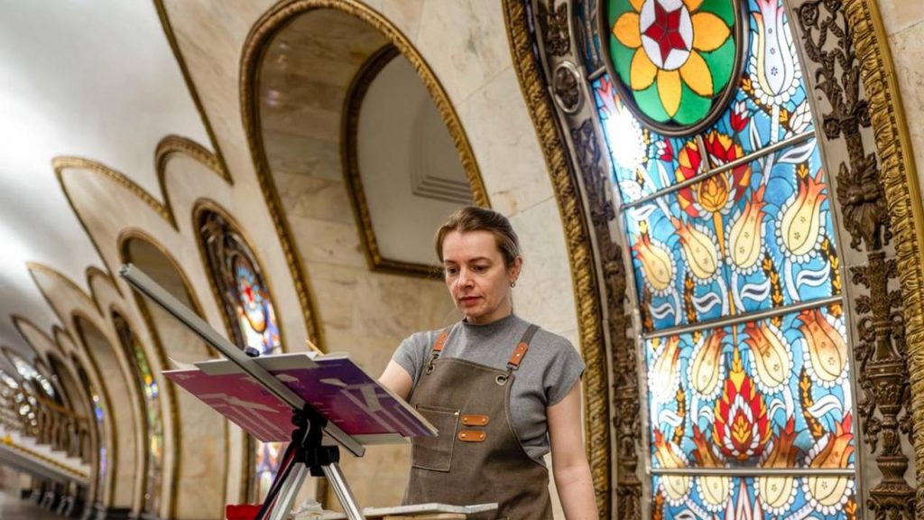 Вдохновение витражами, или Художники поработали на станции «Новослободская» в рамках «Искусства в метро»