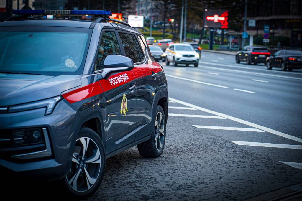 Росгвардейцы задержали мужчину, ранившего двух человек в Москве