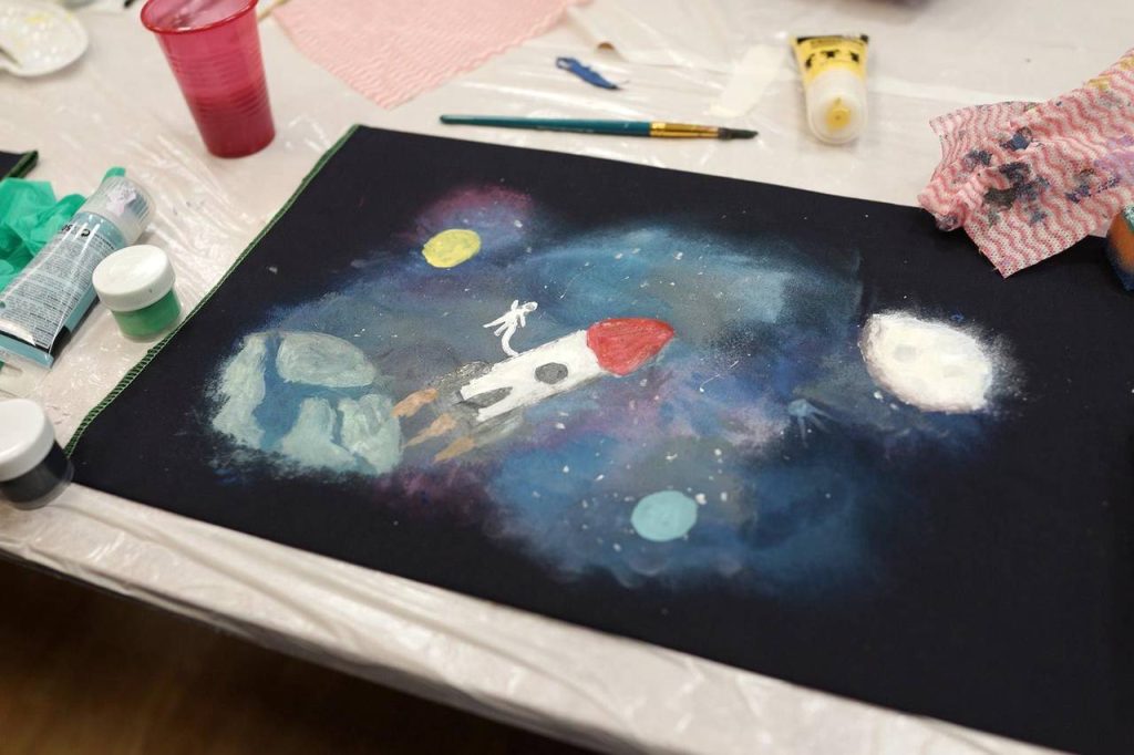 Жители Пресненского района проводят бесплатные занятия для детей участников СВО